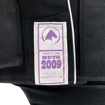 젊은 승마자들에겐 필수품인 BETA 인증 검정 폼 패드 어린이 자켓